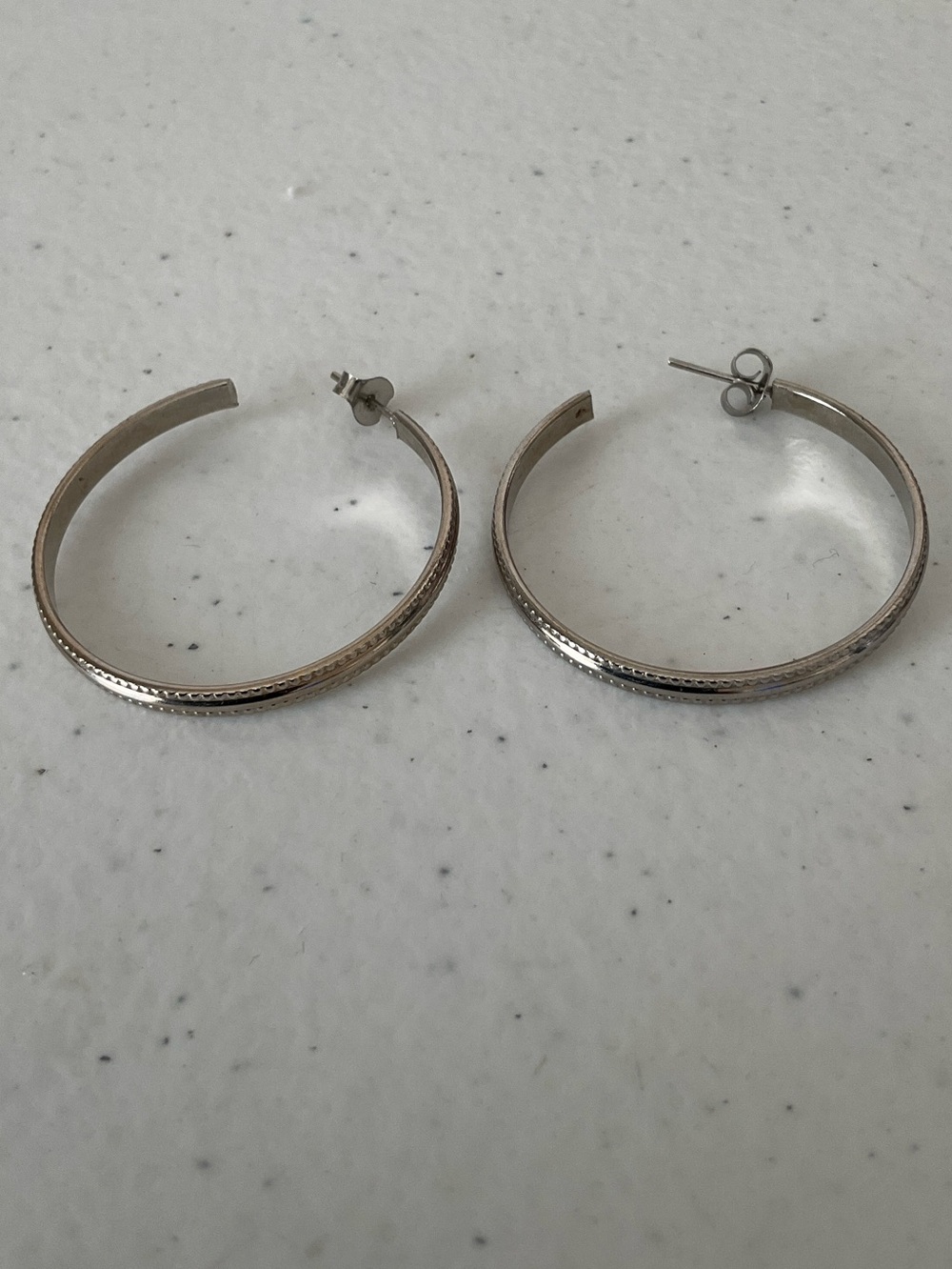 🌺$4.00 must bundle 🌺Silver Tone Textured Hoop Earrings